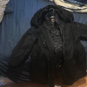 I am selling a winter coat it’s black and long still new
